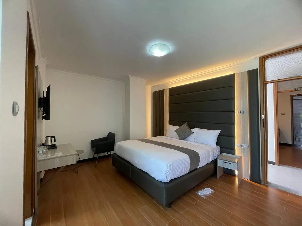 Hammer Luxury Guesthouse Аддис-Абеба